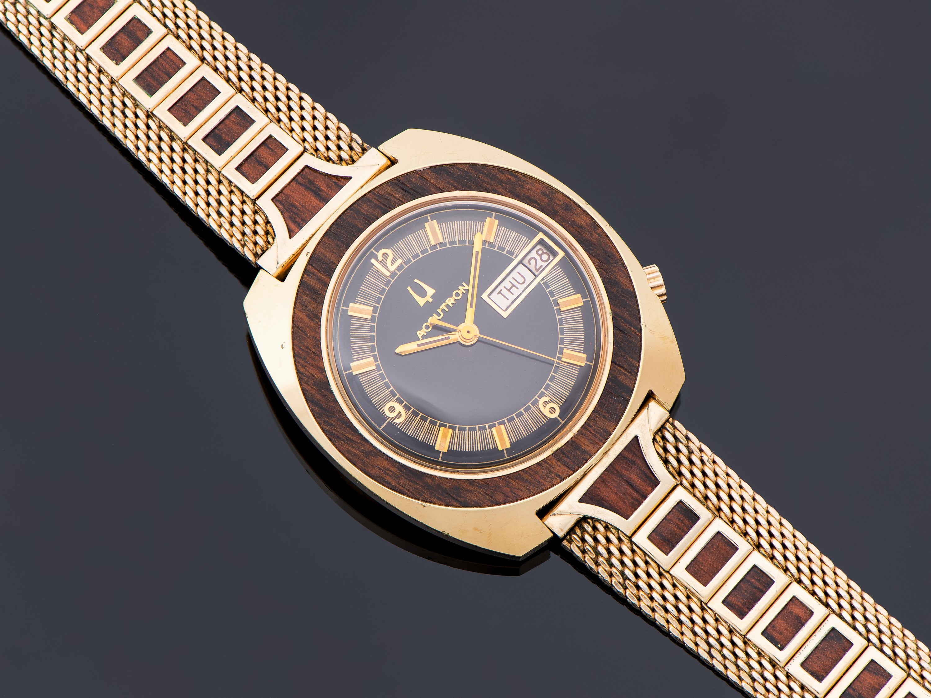 Bulova-Accutron-Woody-2182-