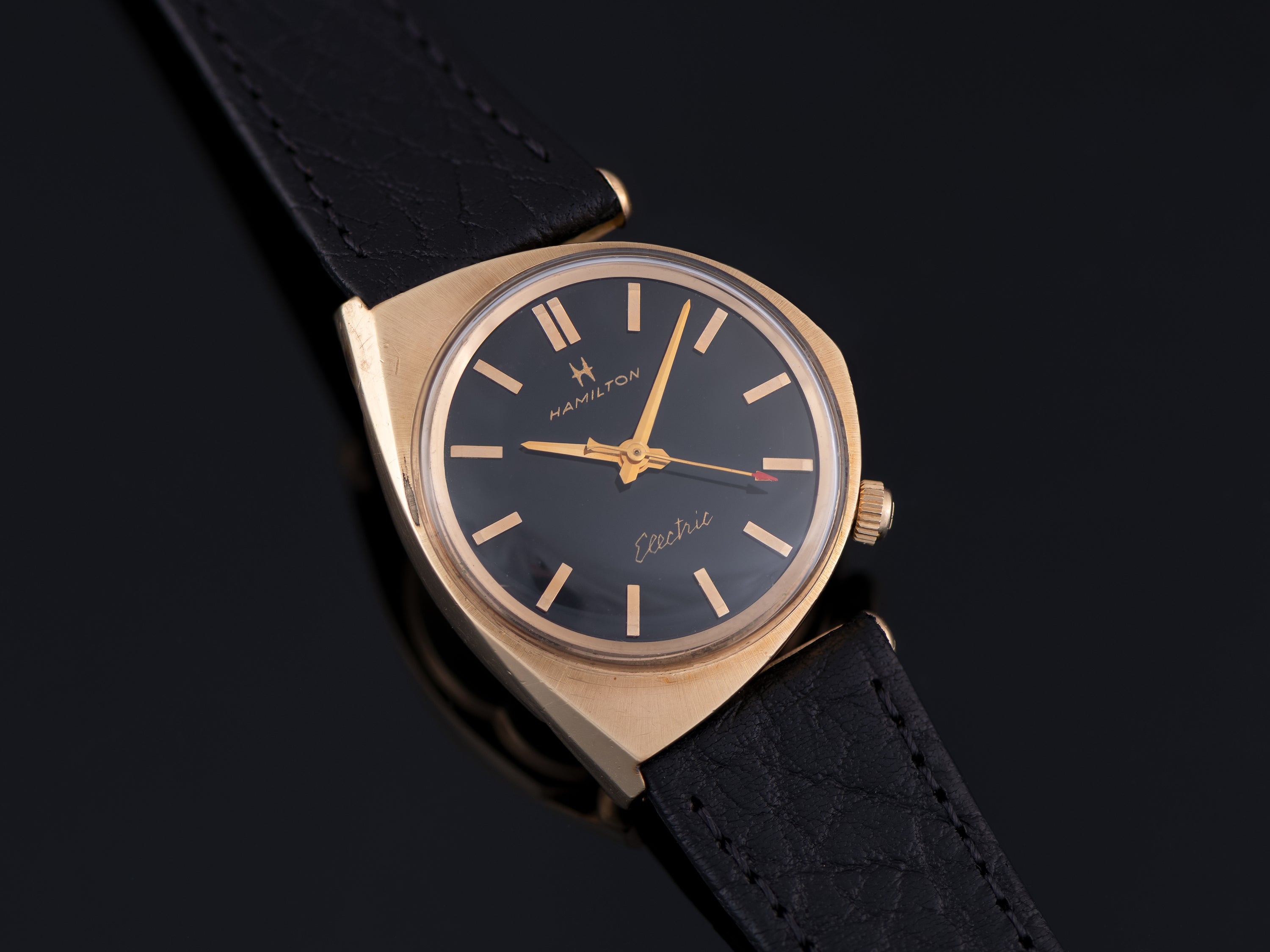 デイヴィッド・ハミルトン『HAMILTON PICTURES』 Hamilton Electric Savitar II Custom Black Dial Watch | Unwind In Time
