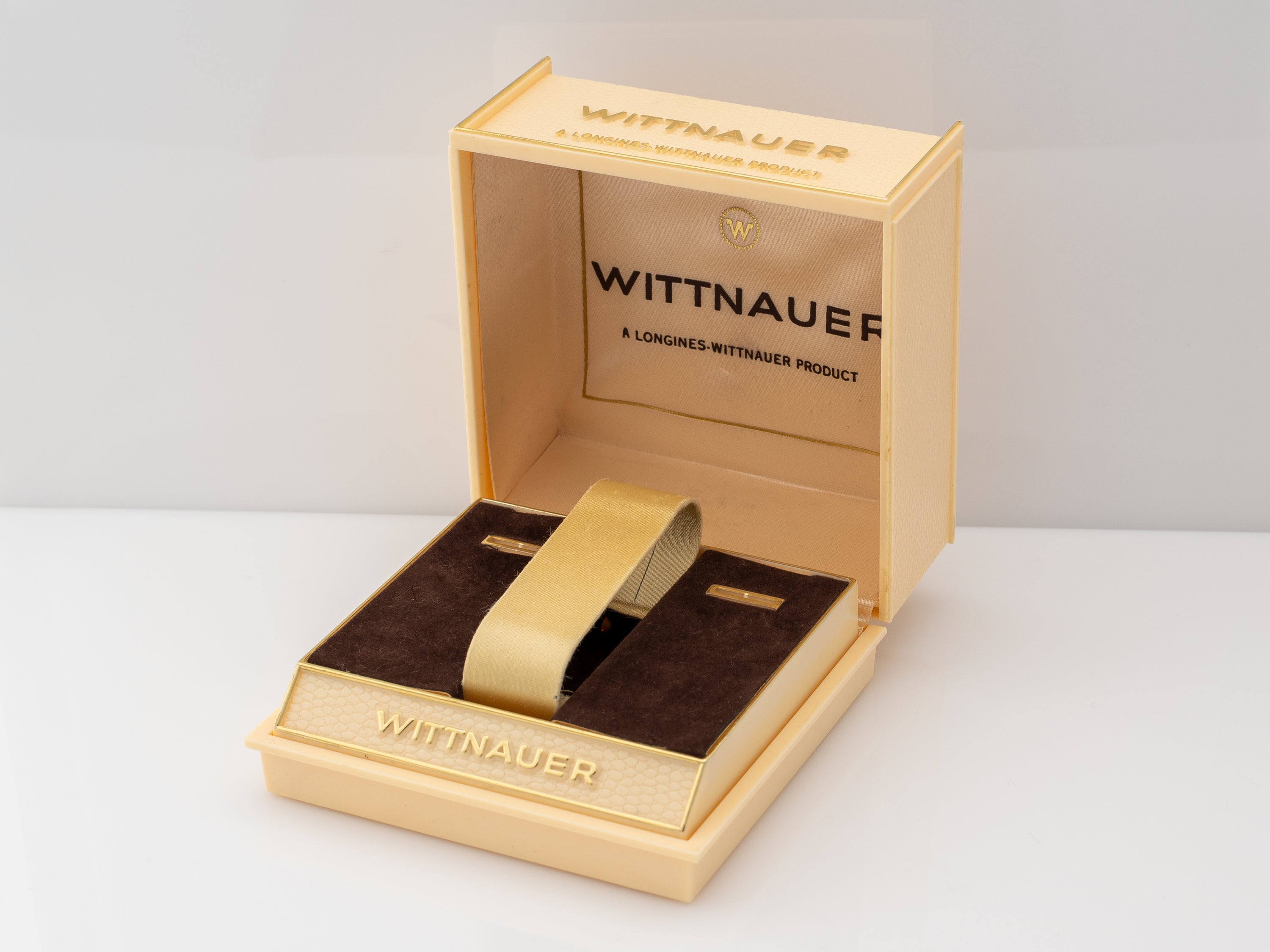 Wittnauer Longines 32mm quartz watch w original box and papers. Vintage Longines Wittnauer Womens 14k Gold Wrist Watch Gold  main image 4