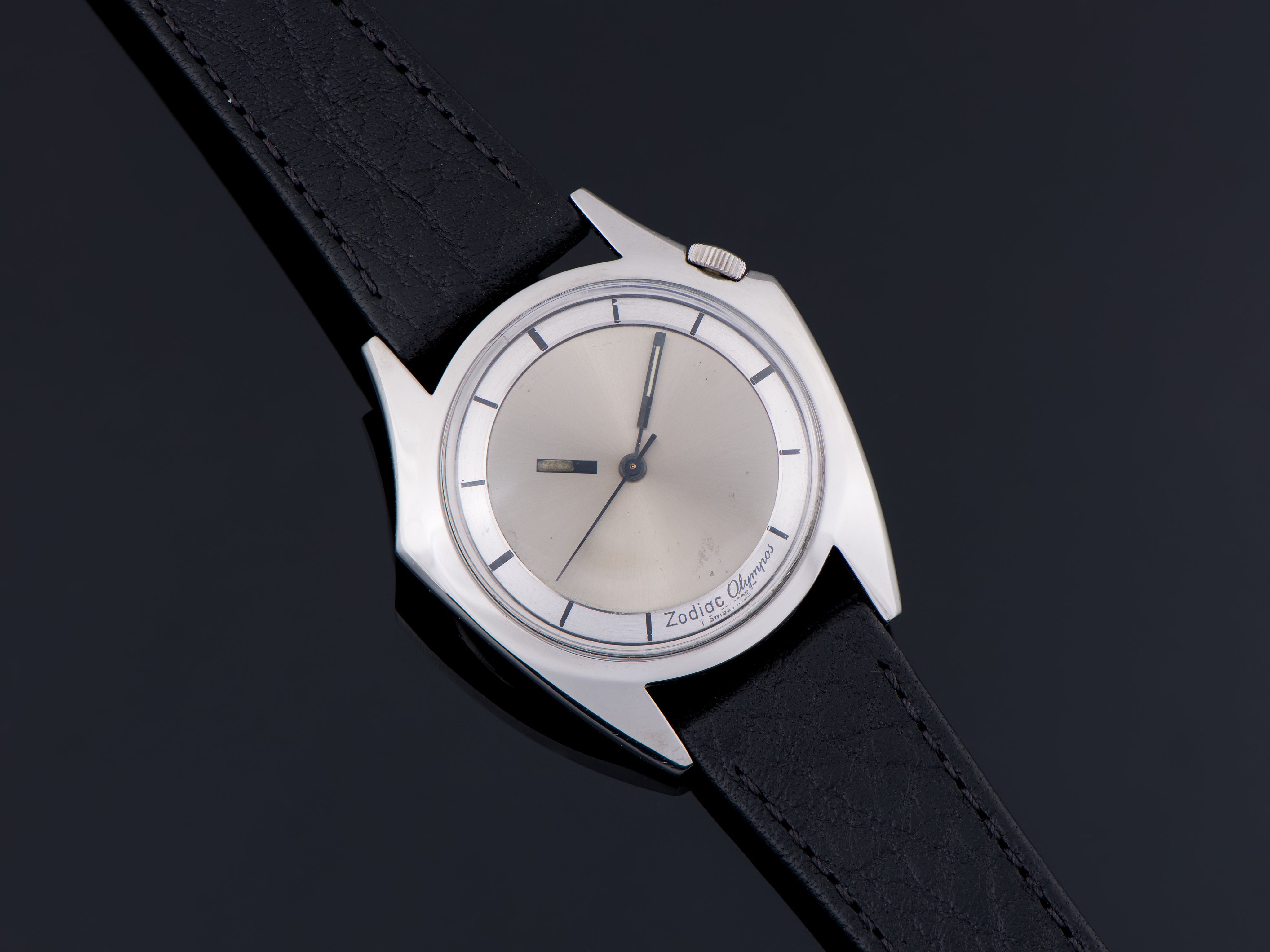Montre Zodiac Olympos Vintage - Boîtier Asymétrique Argenté, Cadran Argent, Mouvement Automatique